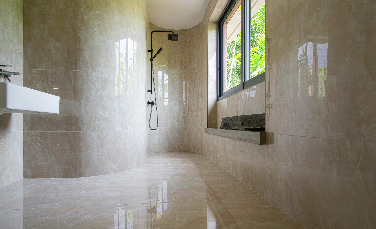 Large-format full-body porcelain tiling in a humid-climate bathroom