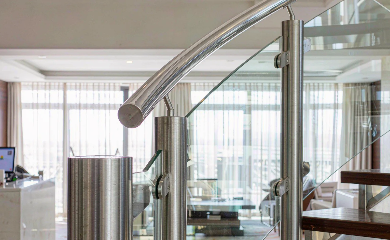 316 stainless steel posts with 12 mm tempered glass balustrade along a staircase